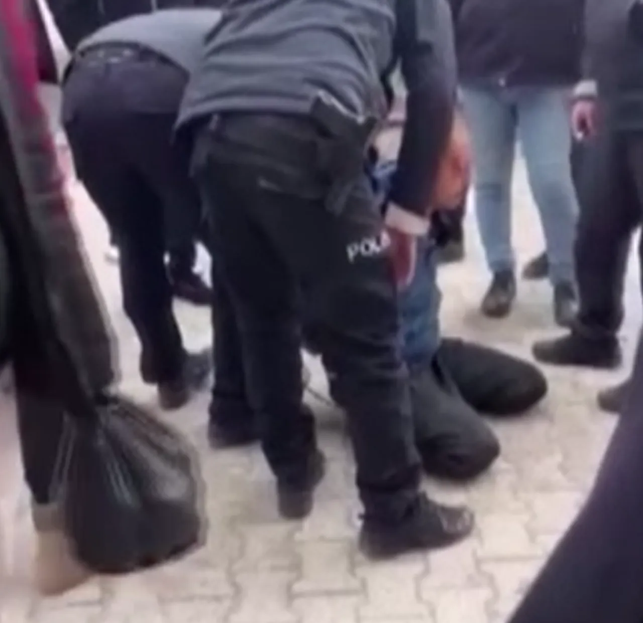 Mardinde sokak ortasında dehşet: Bebekli kadına ve çocuğa saldırdı