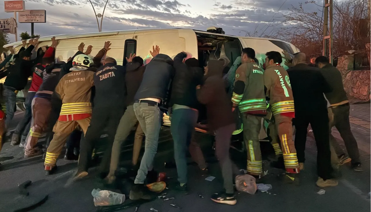 Minibüs ile tır çarpıştı, ortalık savaş alanına döndü! Çok sayıda yaralı var