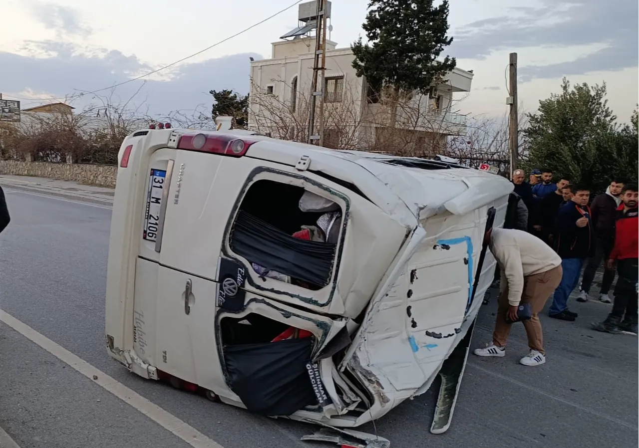 Minibüs ile tır çarpıştı, ortalık savaş alanına döndü! Çok sayıda yaralı var