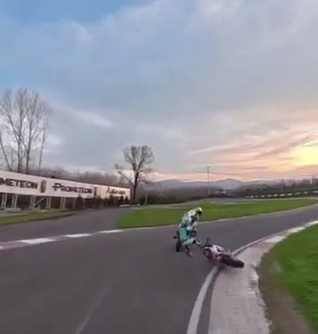 Pistte korku dolu anlar! Toprak Razgatlıoğlu ile yarışan minik Zayn kaza yaptı