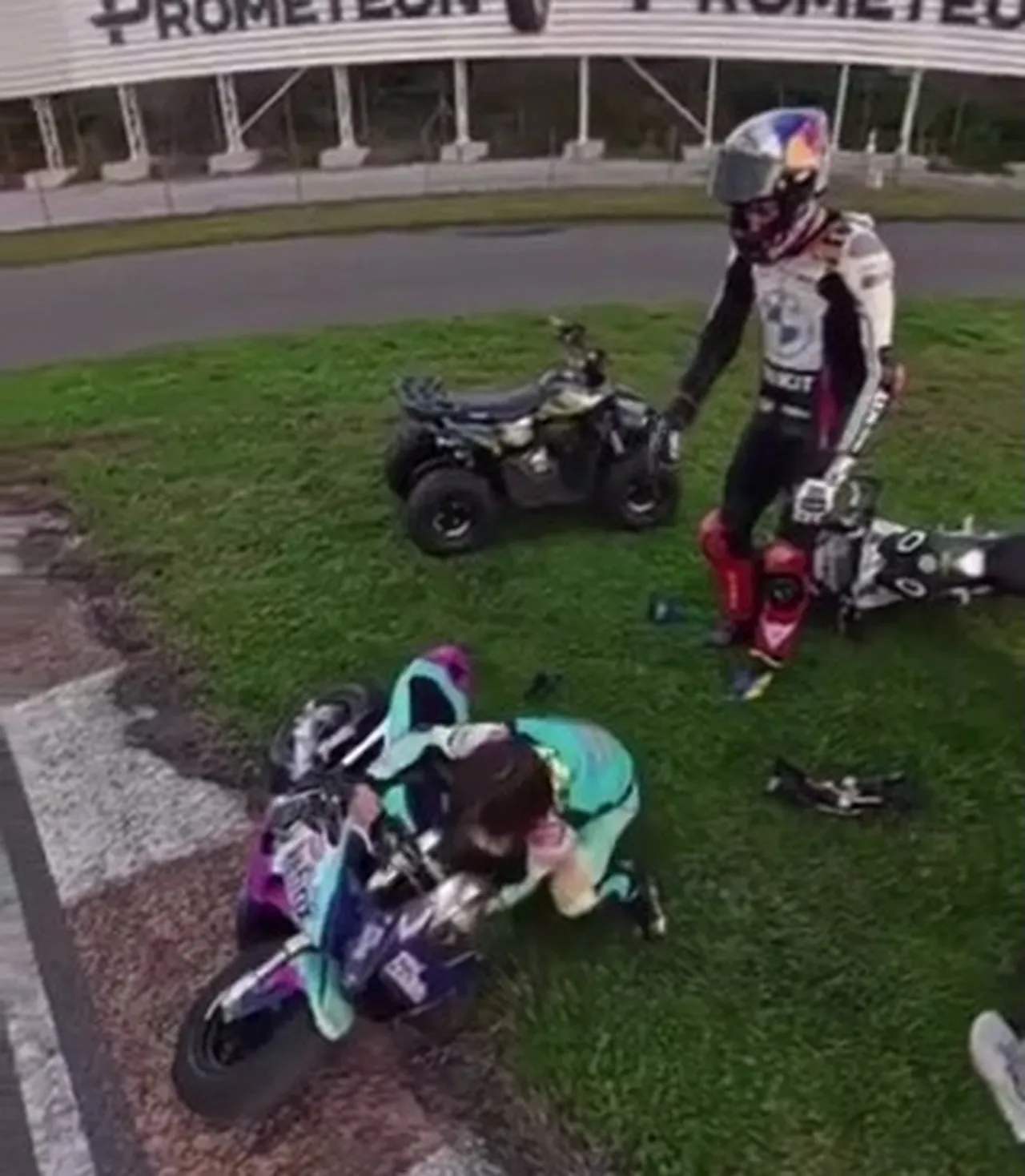 Pistte korku dolu anlar! Toprak Razgatlıoğlu ile yarışan minik Zayn kaza yaptı