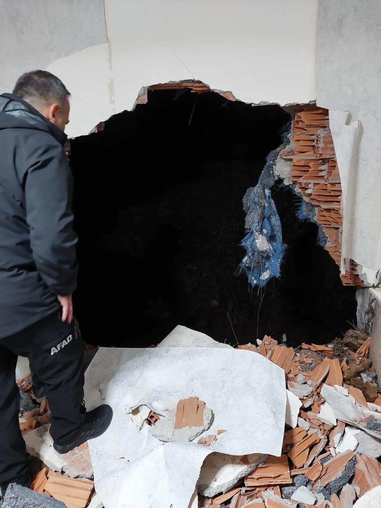 Trabzonda heyelan! Kaya parçaları binanın duvarını yıktı, insanlar tahliye edildi