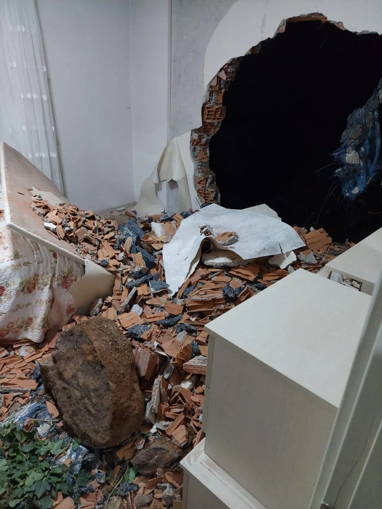 Trabzonda heyelan! Kaya parçaları binanın duvarını yıktı, insanlar tahliye edildi