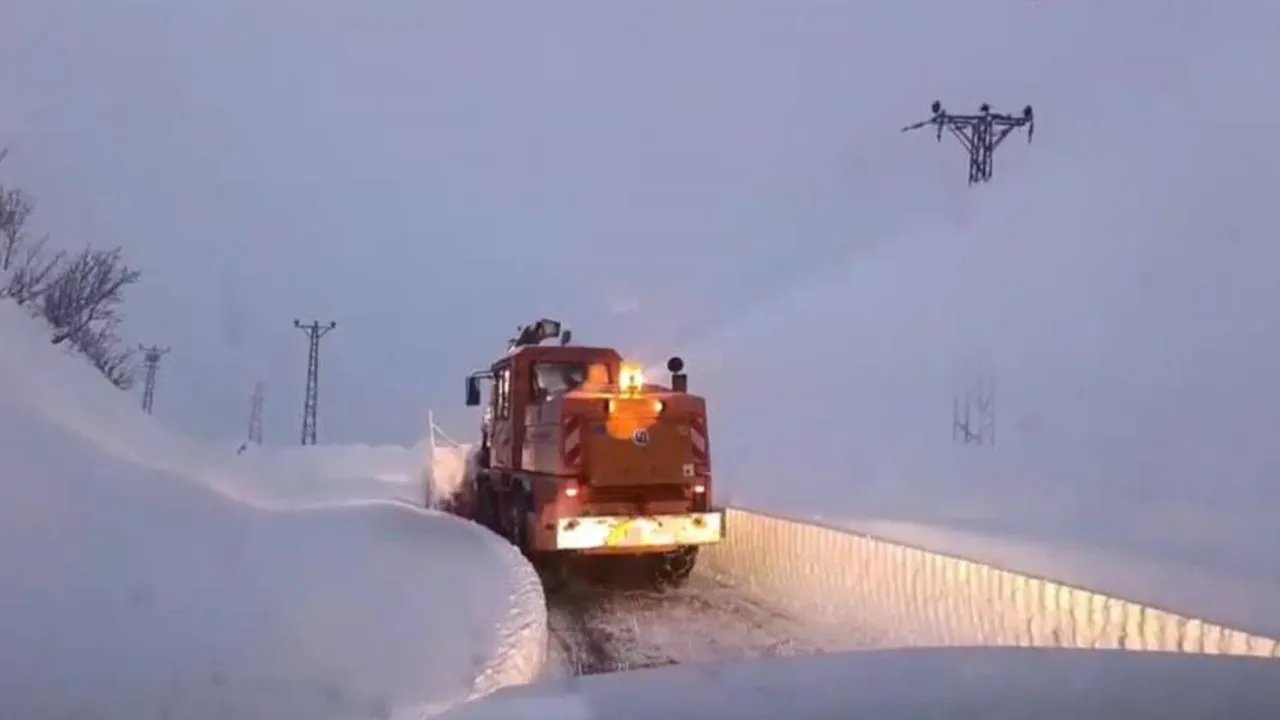 2 metre kar var! Şırnak-Hakkari yolu günler sonra ulaşıma açıldı