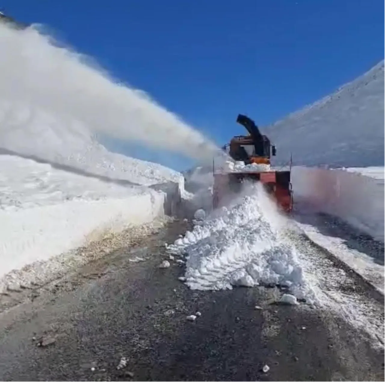 2 metre kar var! Şırnak-Hakkari yolu günler sonra ulaşıma açıldı