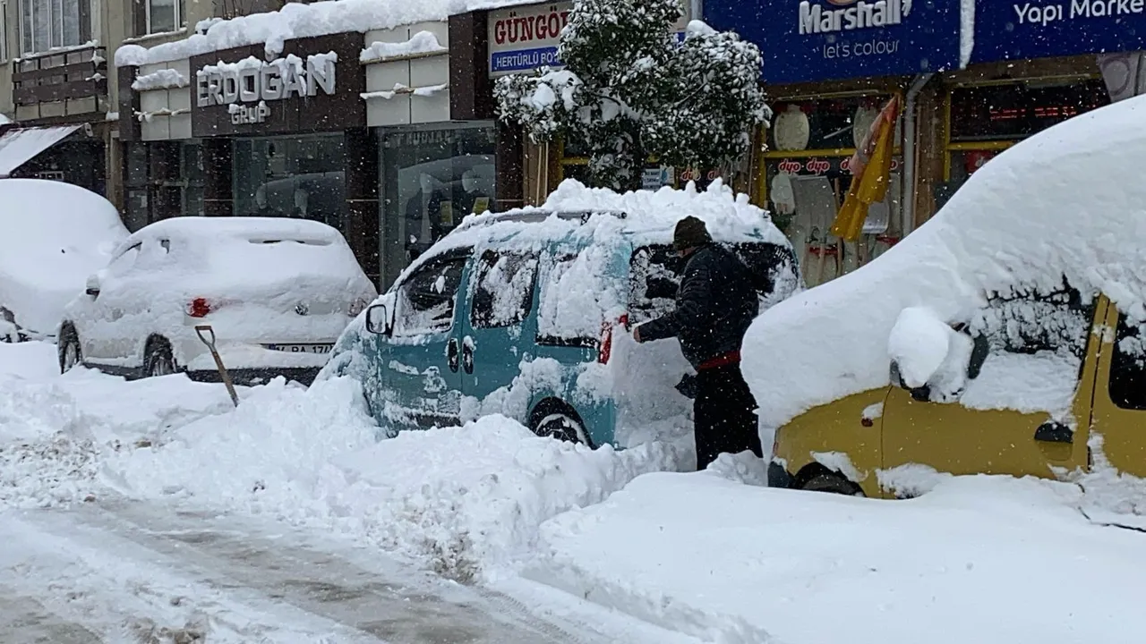 6 gün aralıksız kar yağan kentte vatandaşlar oraya akın etti! Yok sattı, talep yüzde 70 arttı