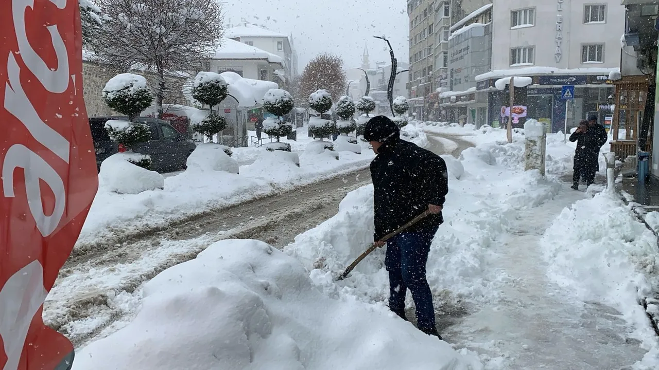 6 gün aralıksız kar yağan kentte vatandaşlar oraya akın etti! Yok sattı, talep yüzde 70 arttı