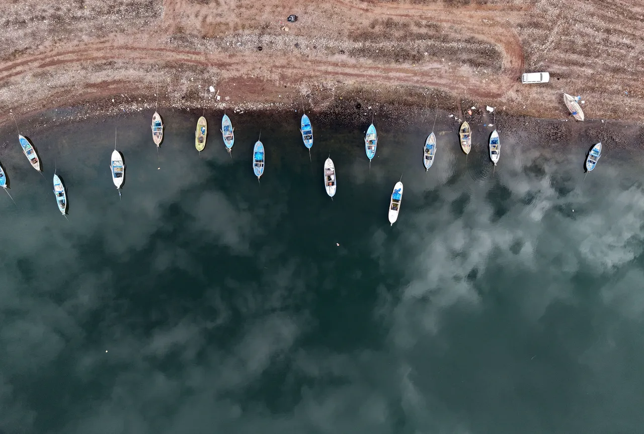 72 yıllık barajda alarm! Ege’nin yeşil can damarı siyaha büründü 