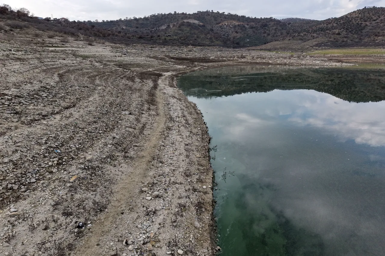 72 yıllık barajda alarm! Ege’nin yeşil can damarı siyaha büründü 