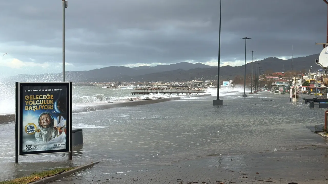 Balıkesirde korkutan manzara! Deniz ile kara birleşti
