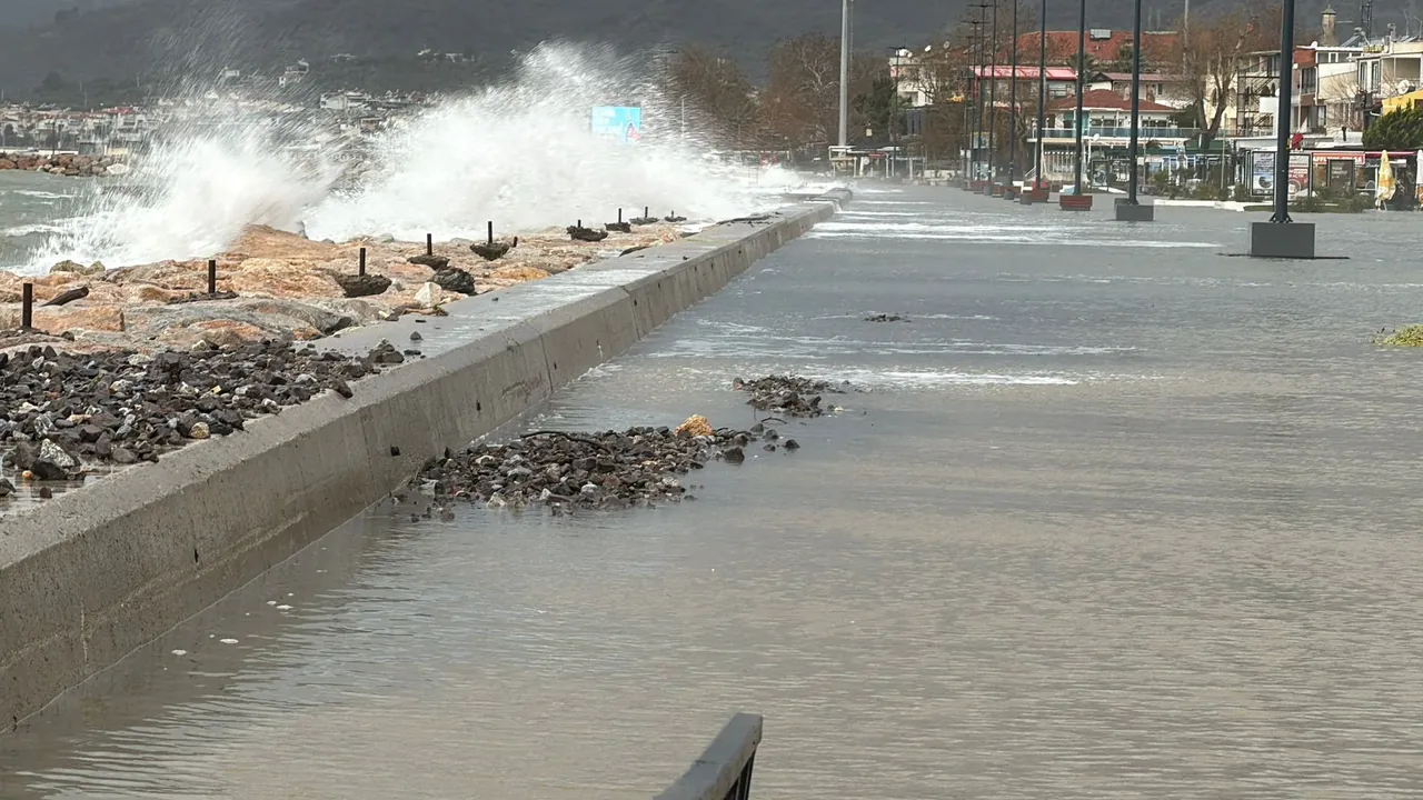 Balıkesirde korkutan manzara! Deniz ile kara birleşti