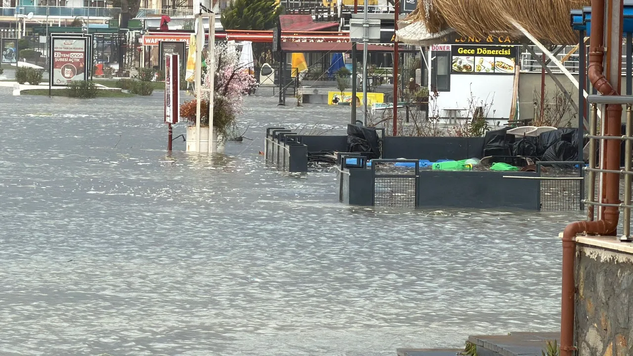 Balıkesirde korkutan manzara! Deniz ile kara birleşti