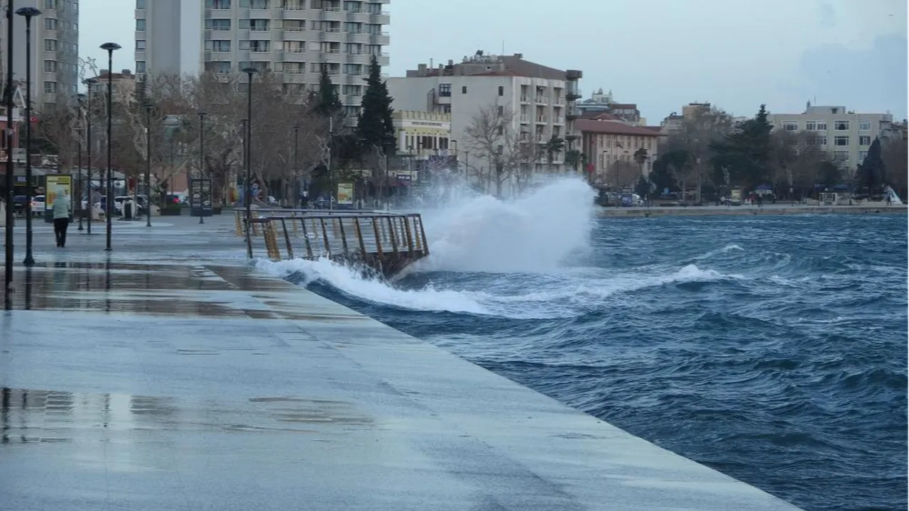 Çanakkale Boğazı kapatıldı: Dev dalgalar sahili dövdü, seferler iptal edildi