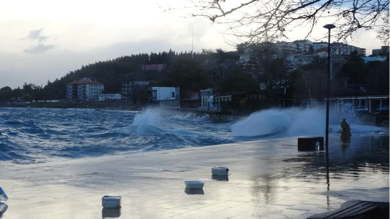 Çanakkale Boğazı kapatıldı: Dev dalgalar sahili dövdü, seferler iptal edildi