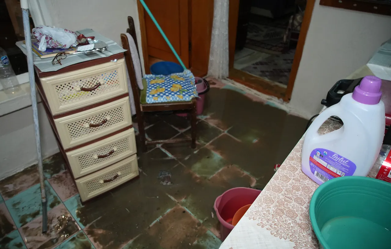 Edirnede sağanak kabusu: Evler ve arabalar suya gömüldü, 2 kişi son anda kurtarıldı