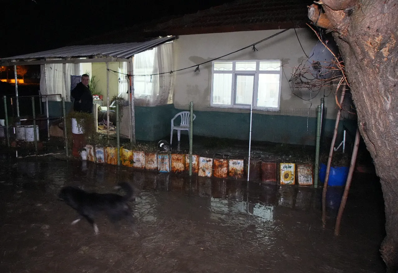 Edirnede sağanak kabusu: Evler ve arabalar suya gömüldü, 2 kişi son anda kurtarıldı