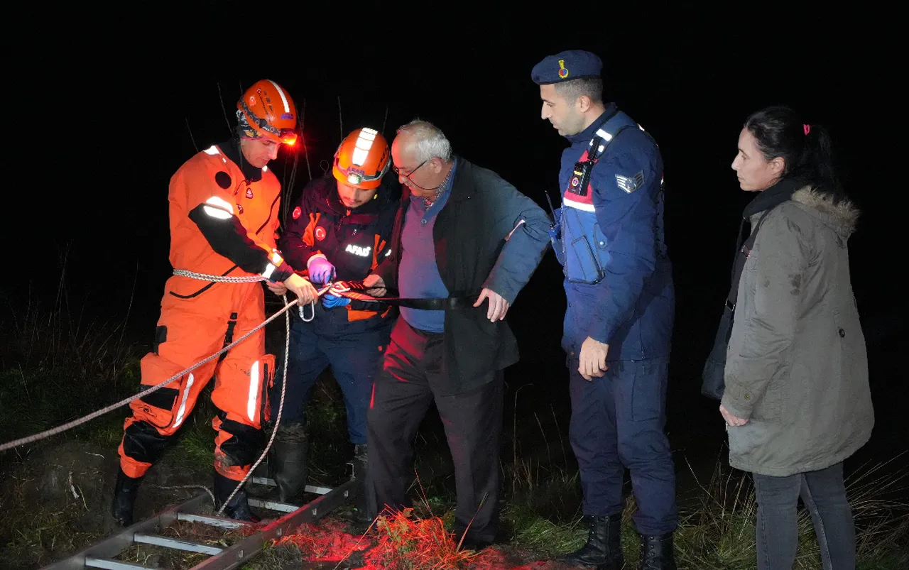 Edirnede sağanak kabusu: Evler ve arabalar suya gömüldü, 2 kişi son anda kurtarıldı