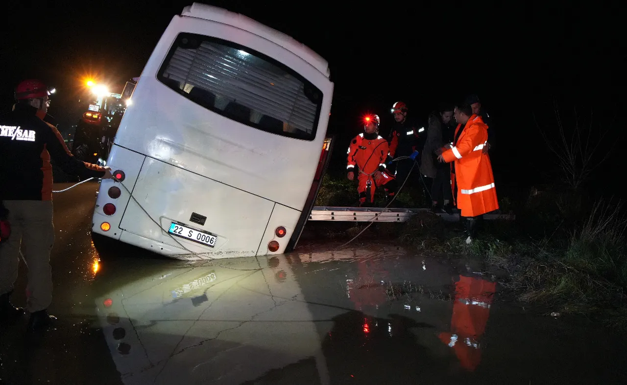Edirnede sağanak kabusu: Evler ve arabalar suya gömüldü, 2 kişi son anda kurtarıldı