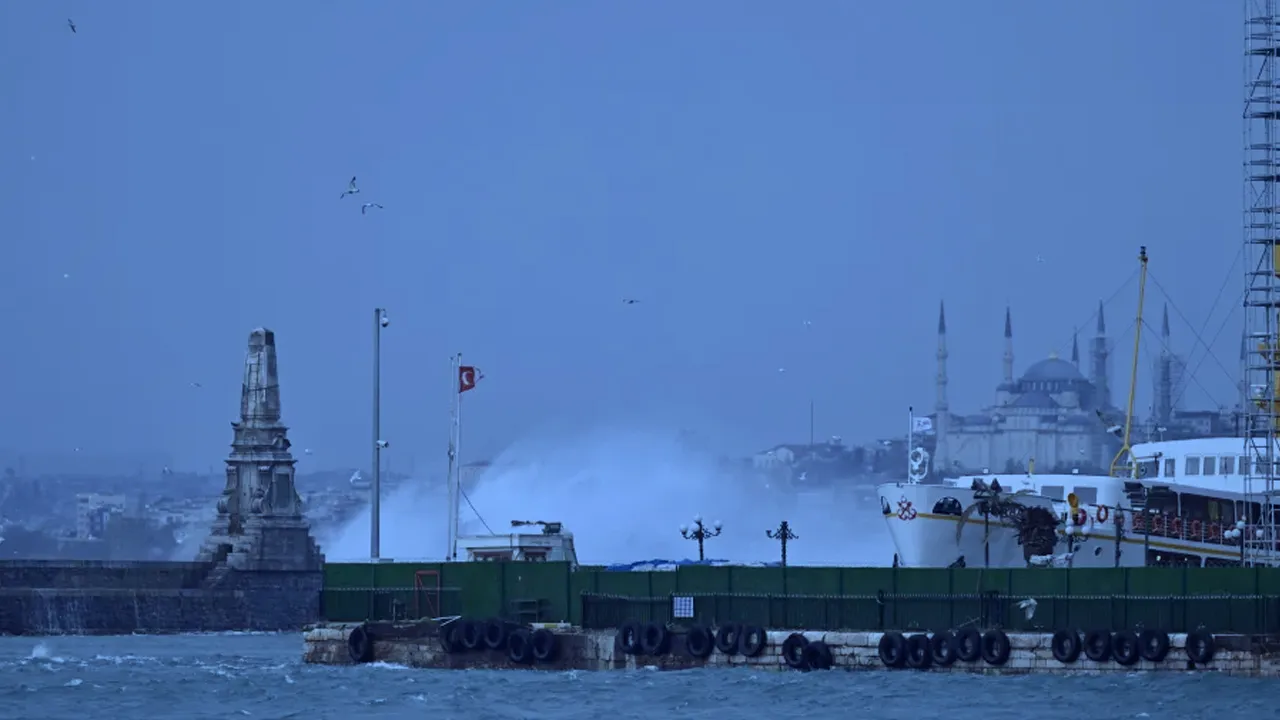 Fırtına Marmara’yı vurdu! Eskihisar-Topçular'da seferler durdu, iskele dolup taştı