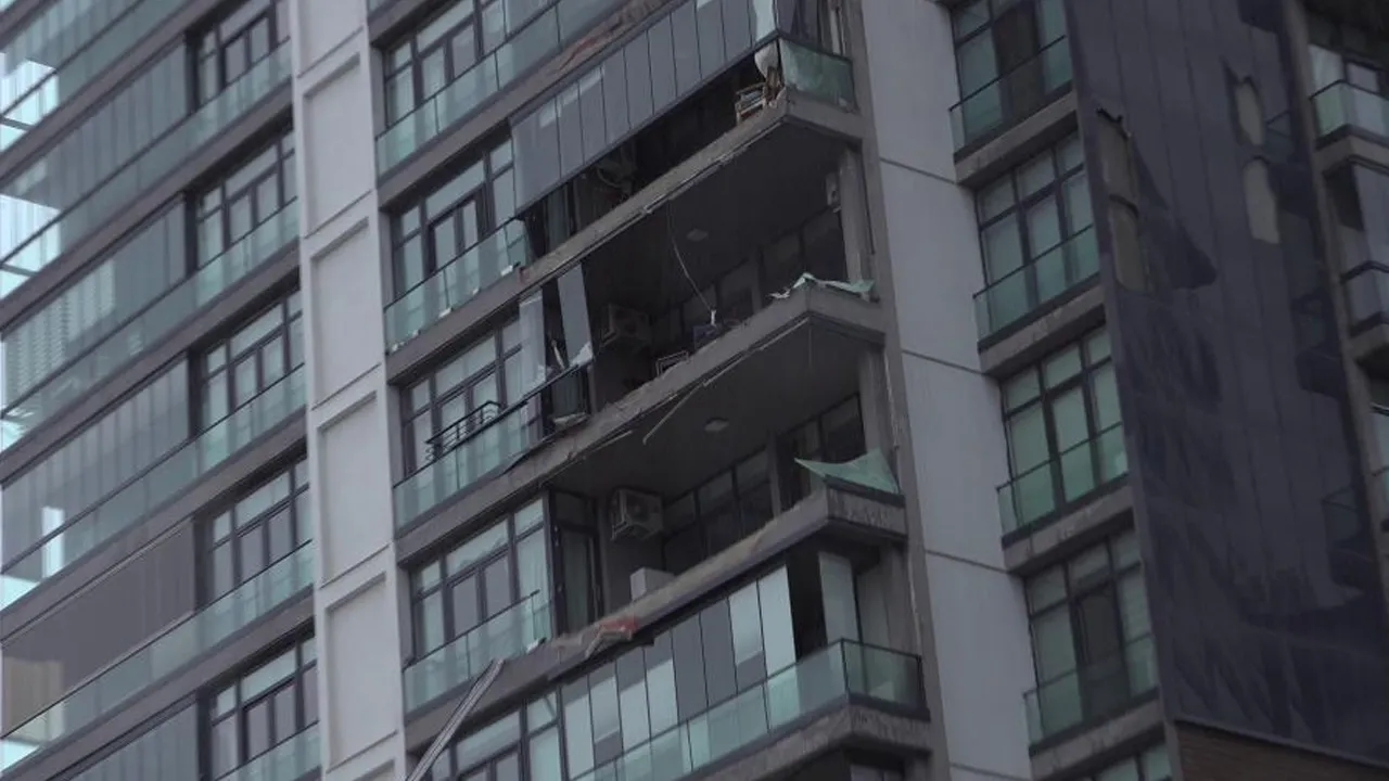 Fırtınada bu da oldu! Lüks sitedeki dairelerin balkonları uçtu