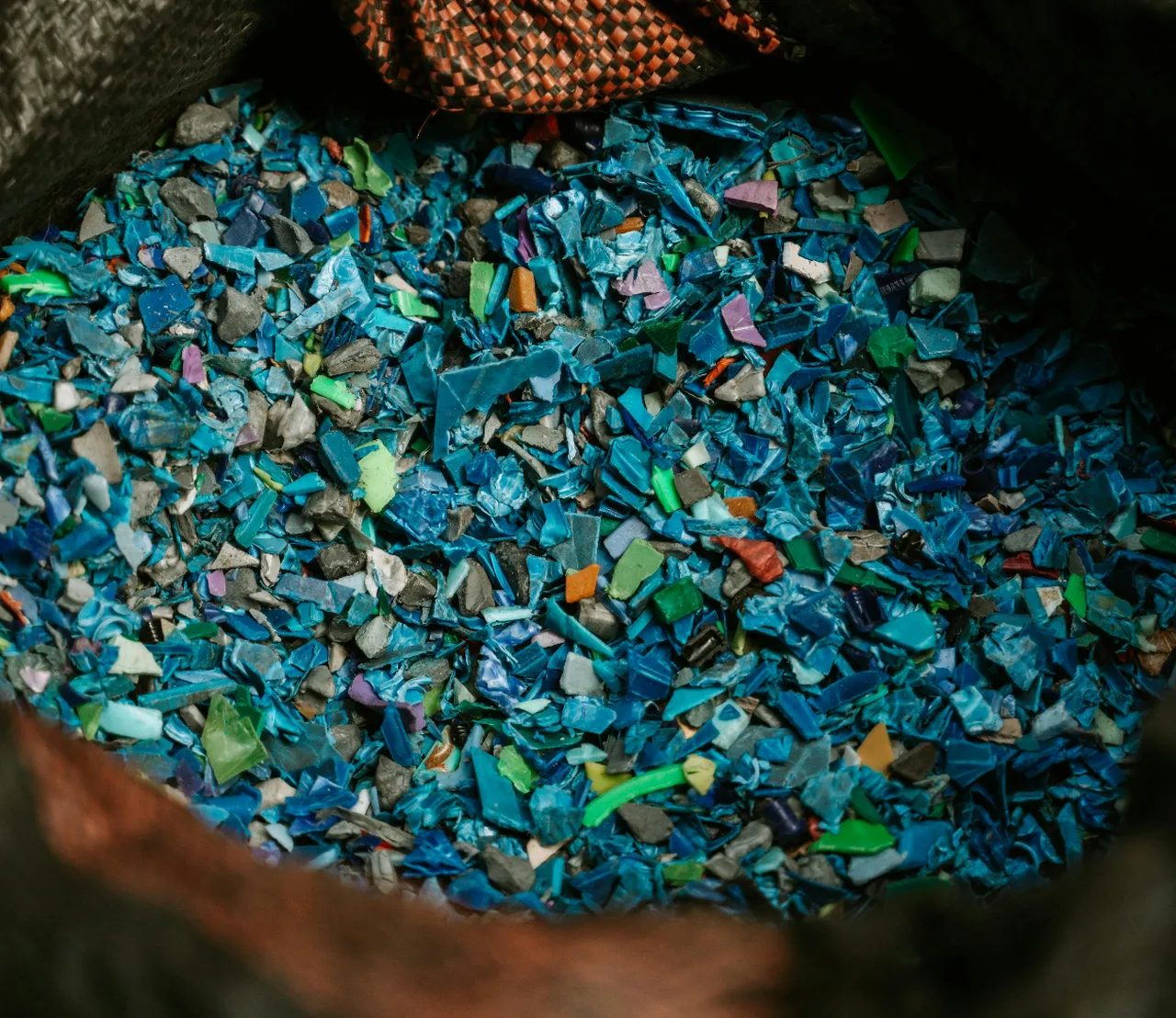 Günlük Hayatın Gizli Tehlikesi: Yediğimiz ve İçtiğimiz Her Şeyde Mikroplastik Şoku!