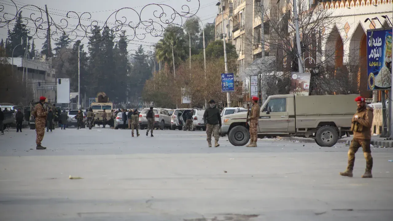 YPG 3 NOKTADA VURULUYOR