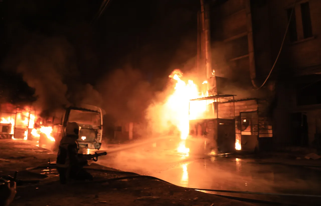 Suriye ordusu, PKK/YPG'nin Halep'te işgalinde tuttuğu Şeyh Maksud ve Eşrefiyye mahallelerindeki mevzilerine nokta operasyonlarına devam ediyor. Çatışmalar sonucu, bölgede bulunan bir fırın ile bazı bina ve araçlar yanarak hasar gördü. Sivil savunma ve itfaiye ekipleri, yangına müdahale etti.