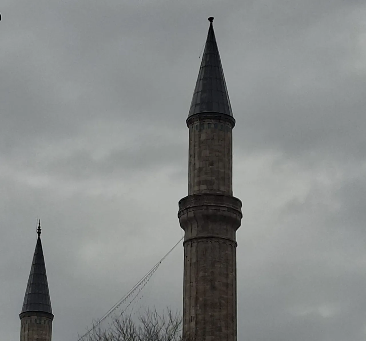 İstanbul fırtınaya teslim! Ayasofyanın alemi düştü, ağaç ve çatılar uçtu