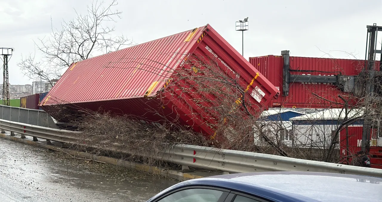 İstanbul fırtınaya teslim! Ayasofyanın alemi düştü, ağaç ve çatılar uçtu