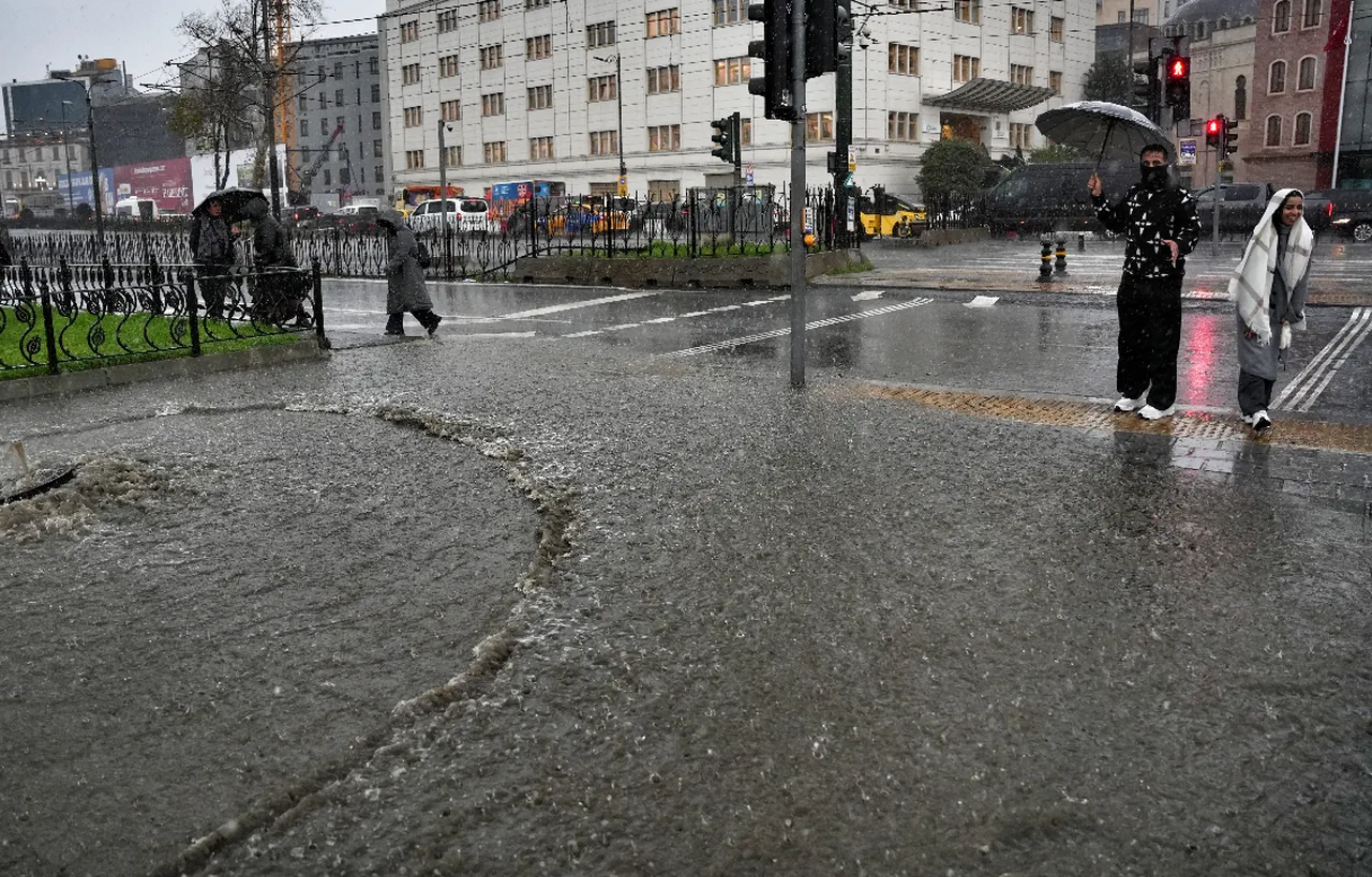İstanbul fırtınaya teslim! Ayasofyanın alemi düştü, ağaç ve çatılar uçtu