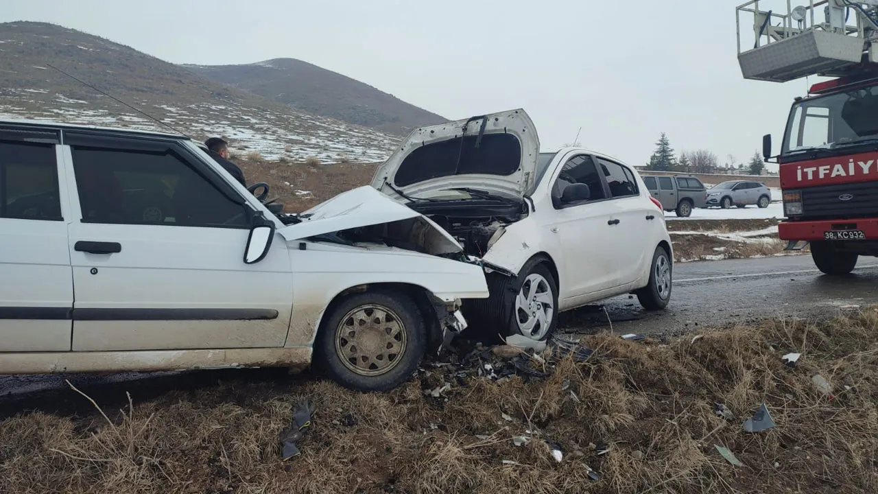 Kayseri'de iki otomobil çarpıştı: Öğretmenler yaralandı