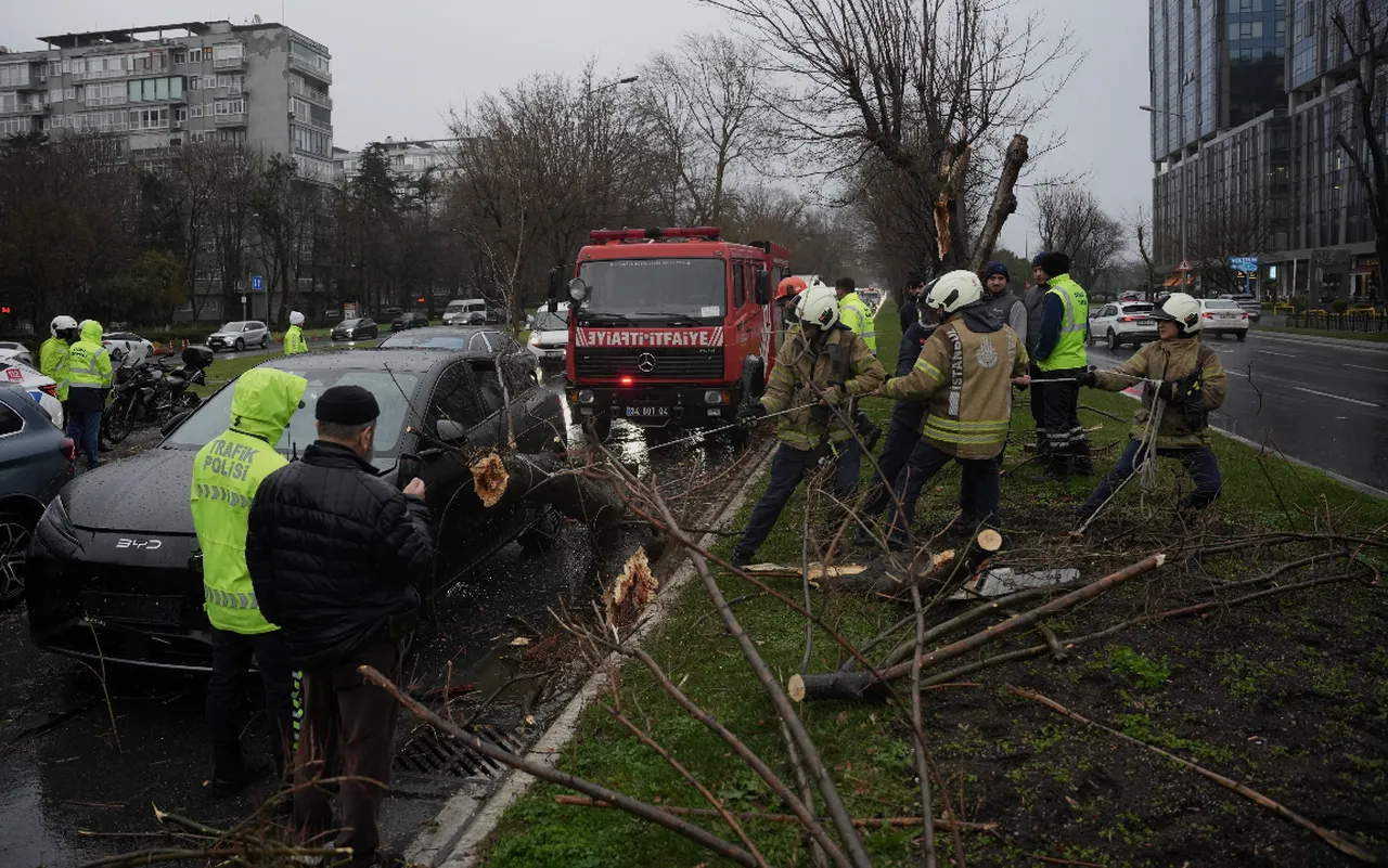 Kentler fırtınaya teslim! Çatılar uçtu, ağaçlar devrildi, araçlar zarar gördü