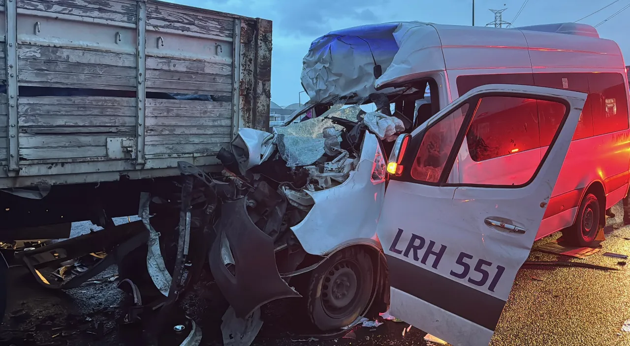 Kocaelide kamyon ile servis minibüsü çarpıştı: Yaralılar var