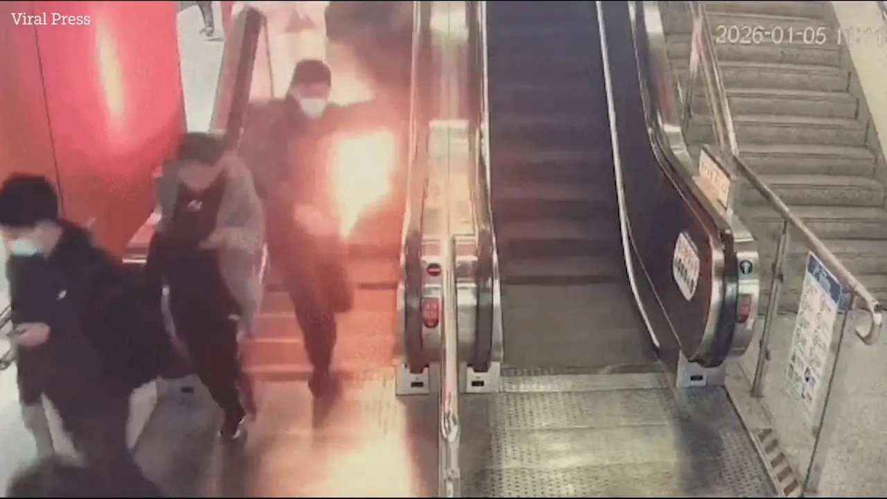 Metro istasyonunda facia anları! Cebindeki powerbank bomba gibi patladı