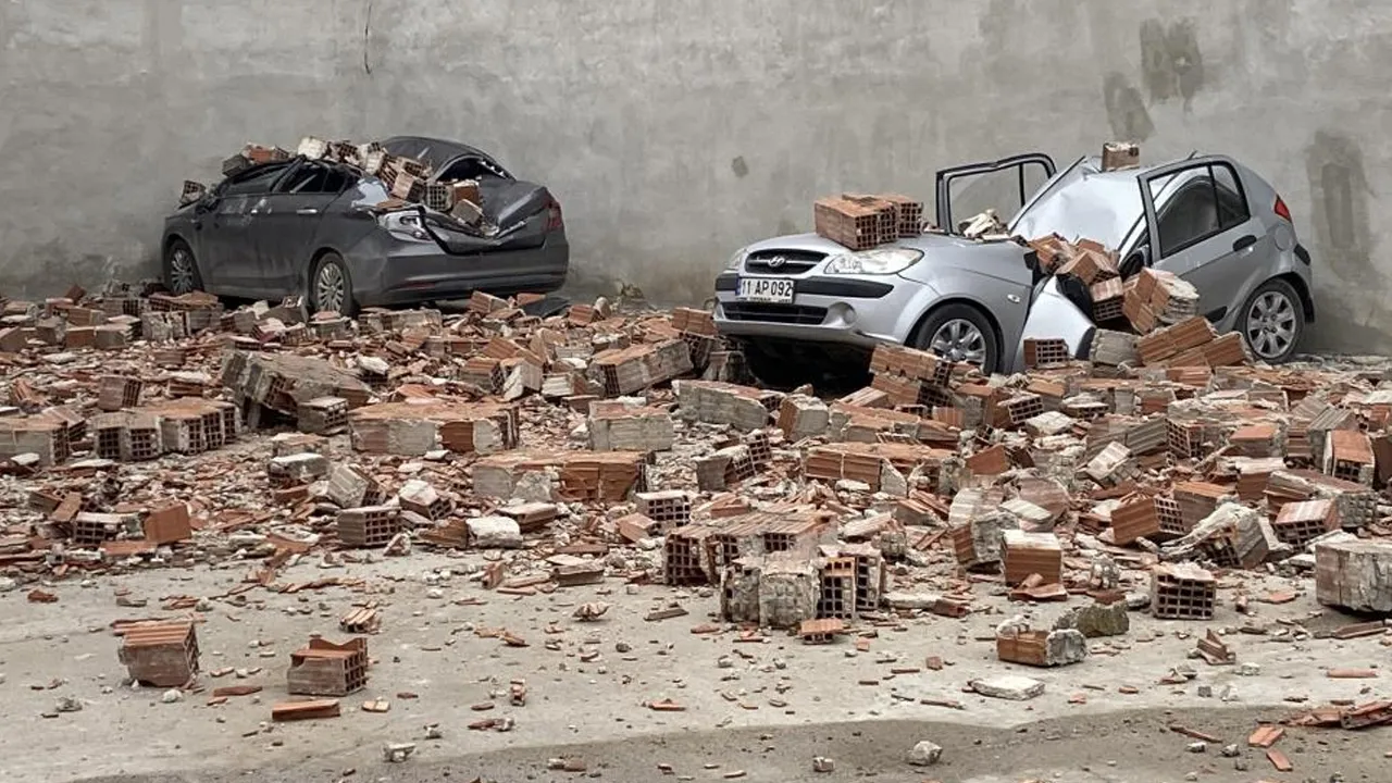 Metruk binanın çatı duvarı otoparka devrildi! Çok sayıda araç hasar aldı