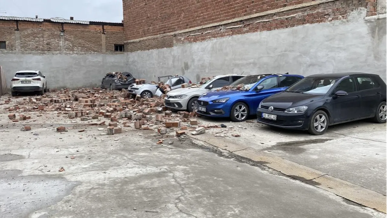 Metruk binanın çatı duvarı otoparka devrildi! Çok sayıda araç hasar aldı