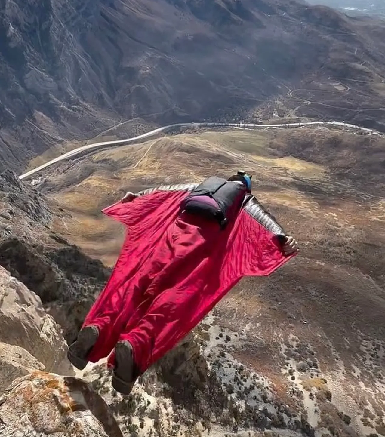 Saatte 200 km hızla kayalara çarpıp öldü