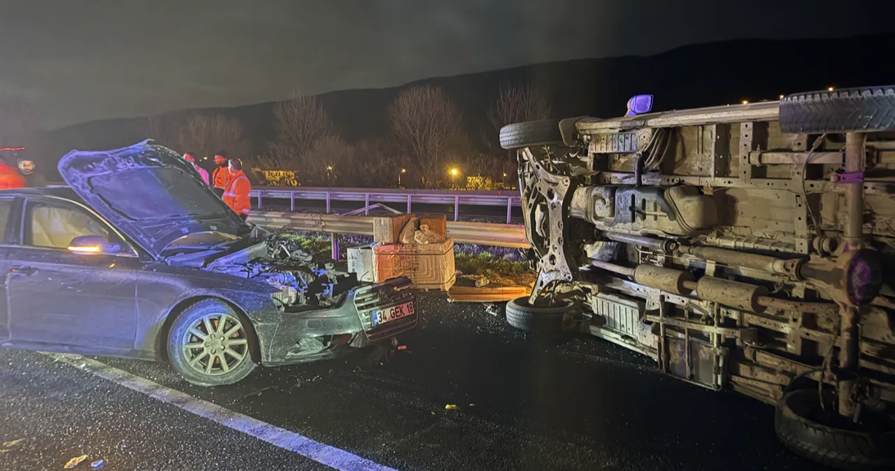 Sakarya'da feci kaza! Otomobil minibüsle çarpıştı, ölü ve yaralılar var