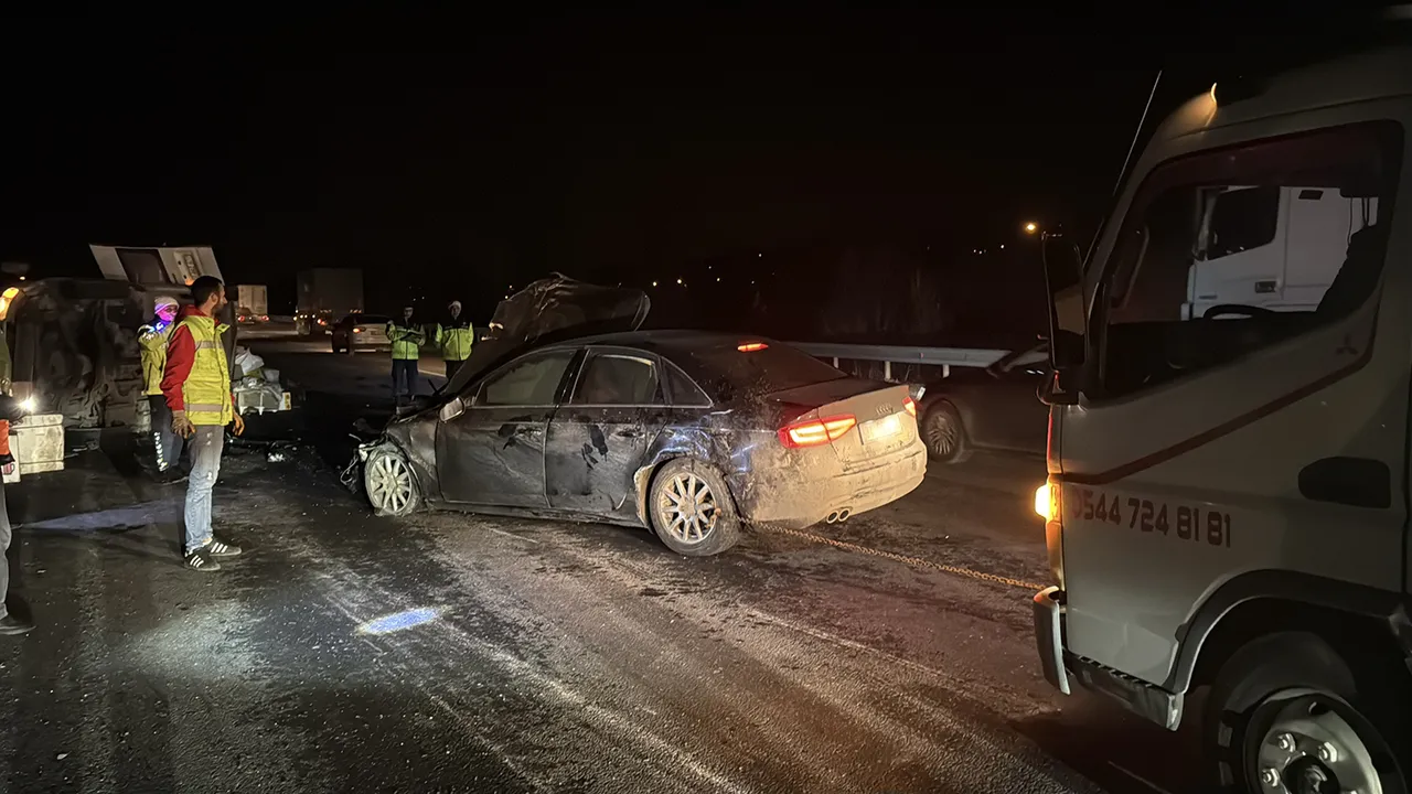 Sakaryada feci kaza! Otomobil minibüsle çarpıştı, ölü ve yaralılar var