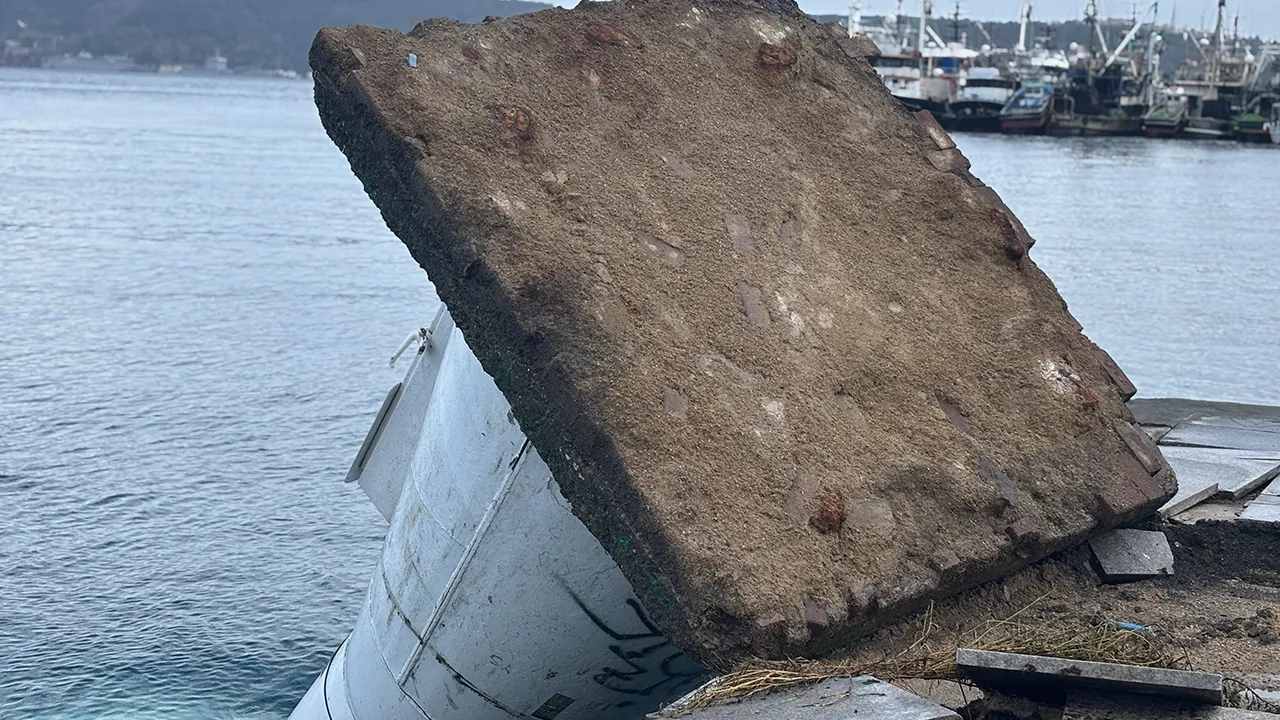  Sarıyer Kireçburnu Sahili’nde faciadan dönüldü! Deniz feneri denize düştü 