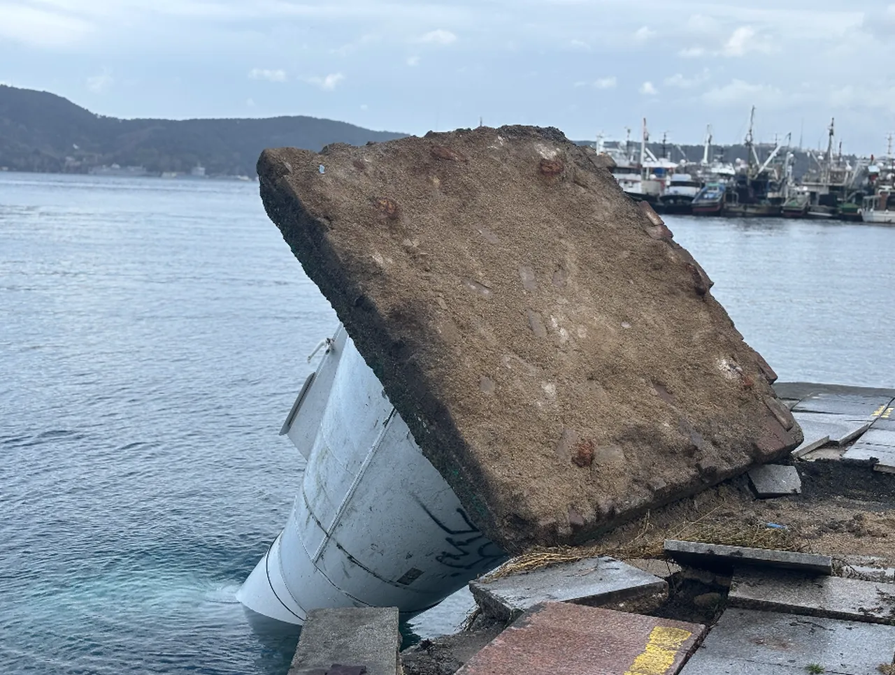 Sarıyer Kireçburnu Sahili’nde faciadan dönüldü! Deniz feneri denize düştü