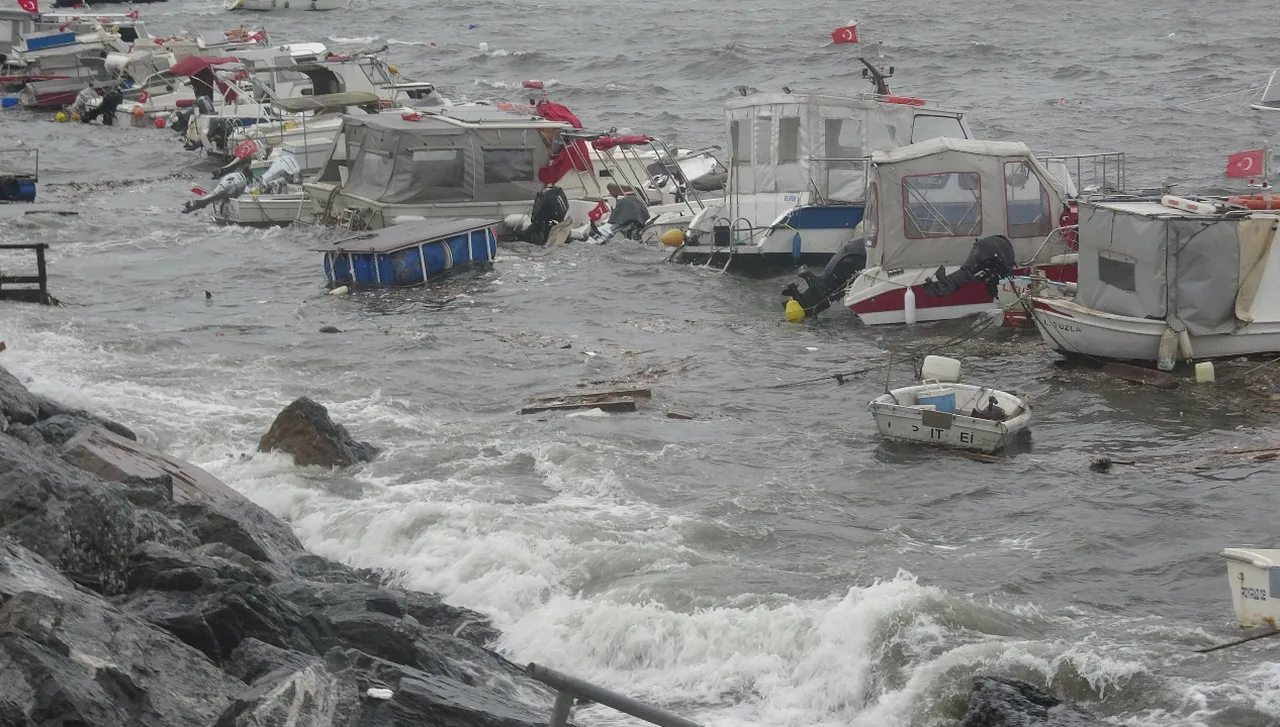 Sarıyer Kireçburnu Sahili’nde faciadan dönüldü! Deniz feneri denize düştü