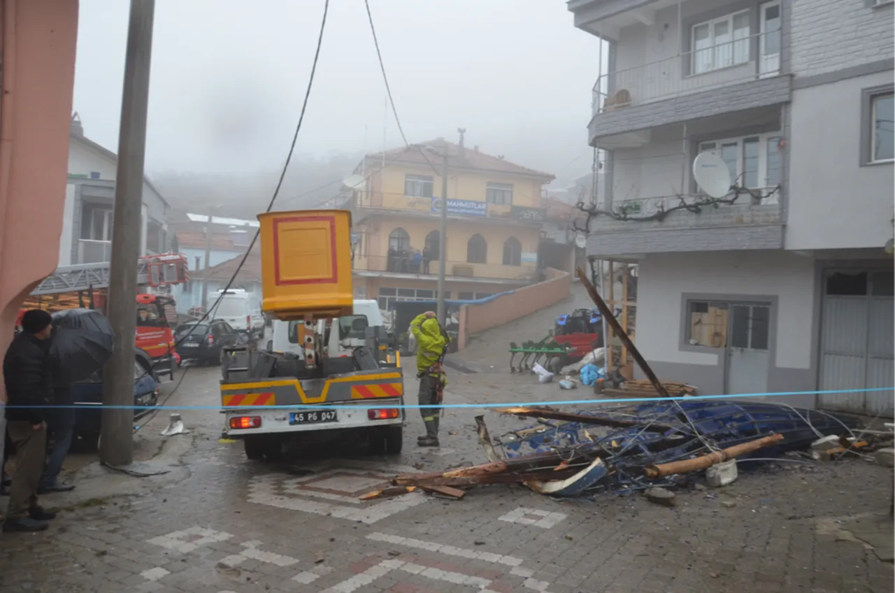 Taş üstünde taş kalmadı...Türkiye fırtınaya teslim! Can kayıpları var