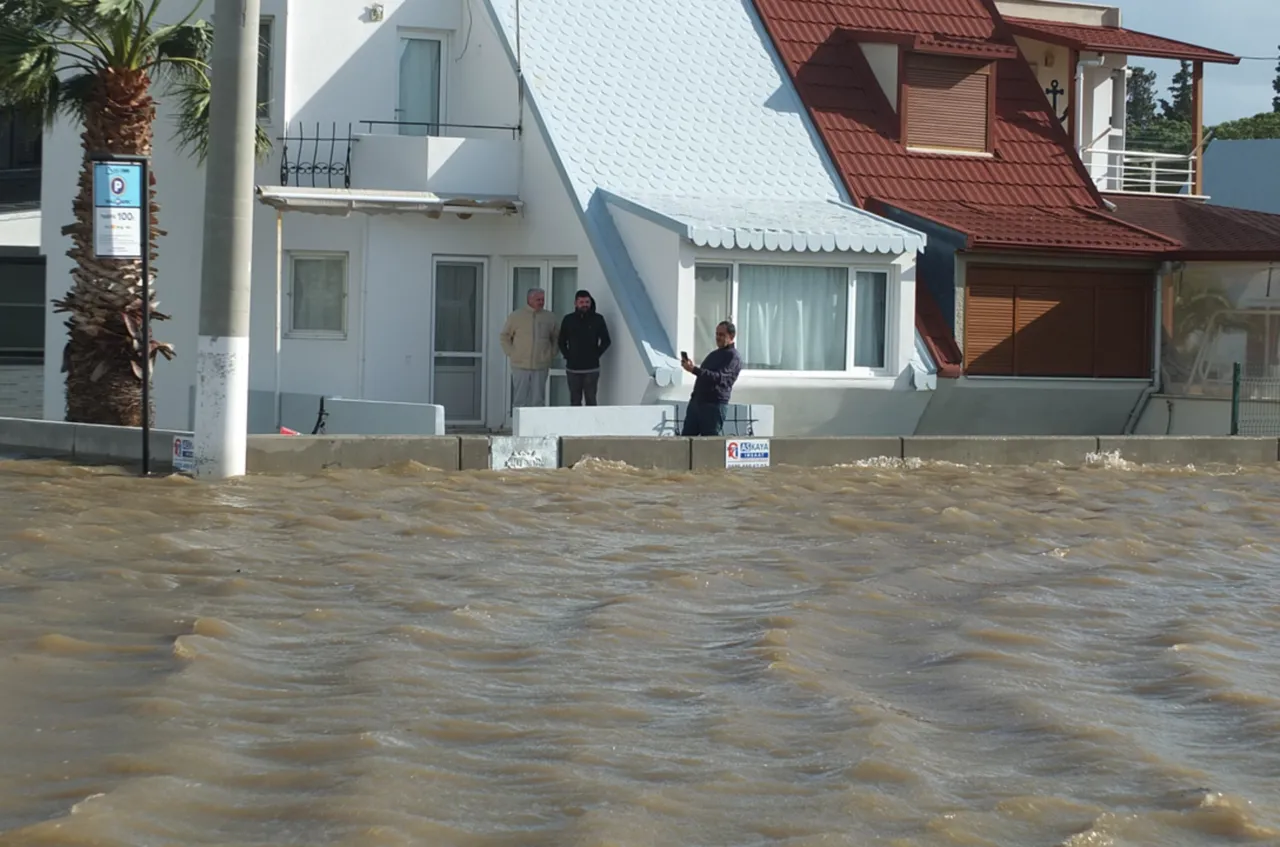 Taş üstünde taş kalmadı...Türkiye fırtınaya teslim! Can kayıpları var