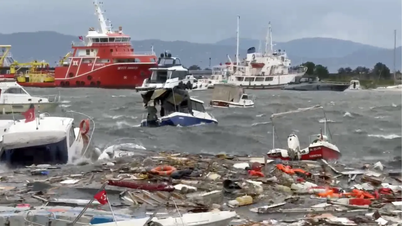 Taş üstünde taş kalmadı...Türkiye fırtınaya teslim! Can kayıpları var