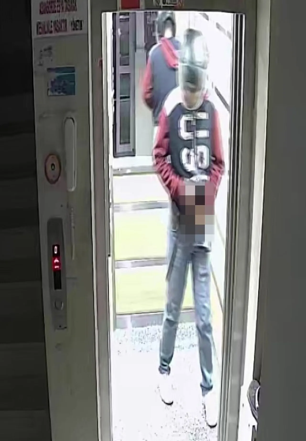 Adanada bir garip olay! Asansördeki mide bulandıran görüntünün sebebi ortaya çıktı