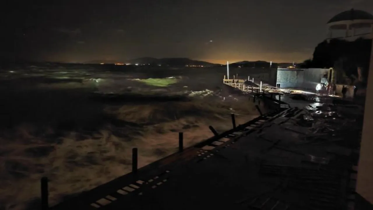 Aydın'da facia! Fırtına iskelede çalışan işçileri denize uçurdu, ölü ve yaralılar var