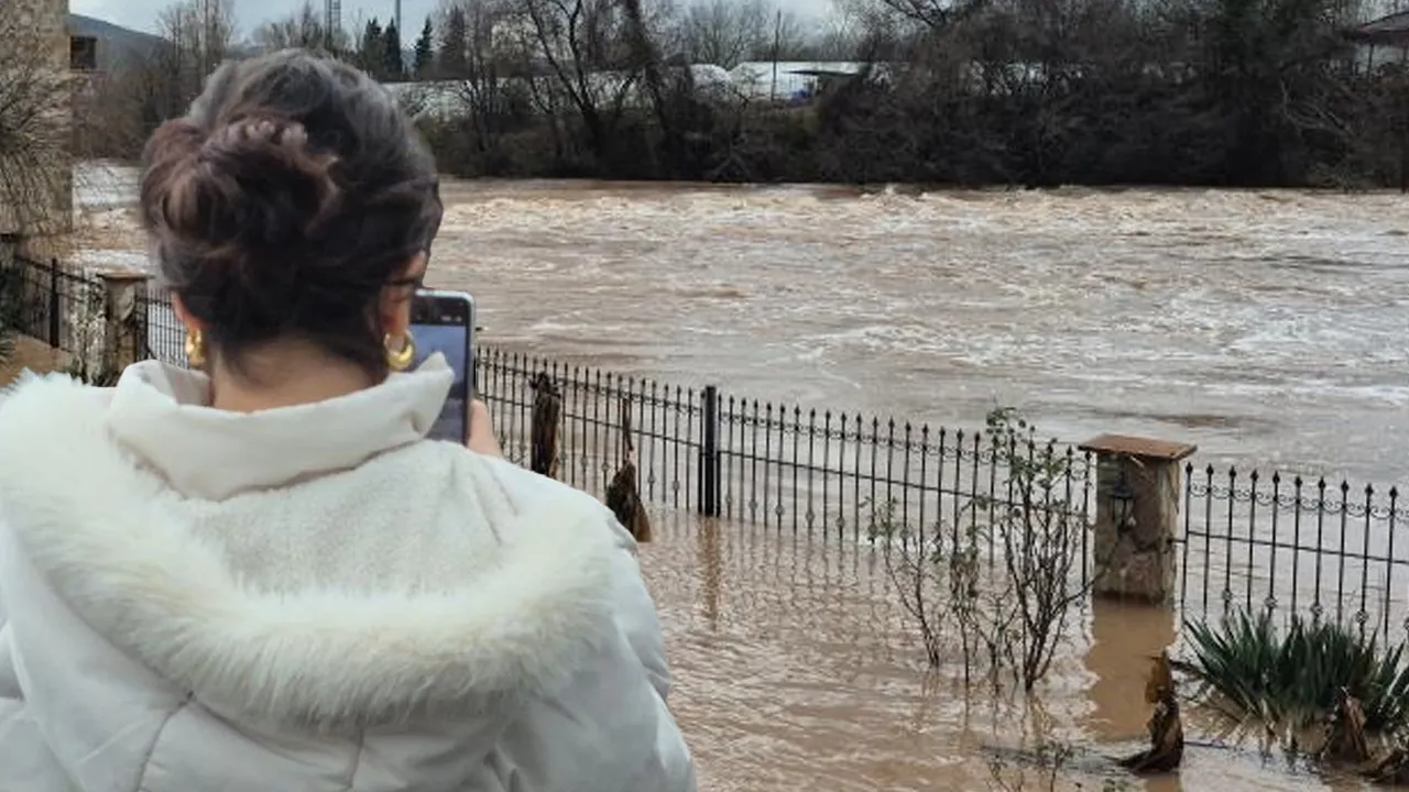 Bartın'da ırmak taştı! Yol kapatıldı, piknik alanı su altında