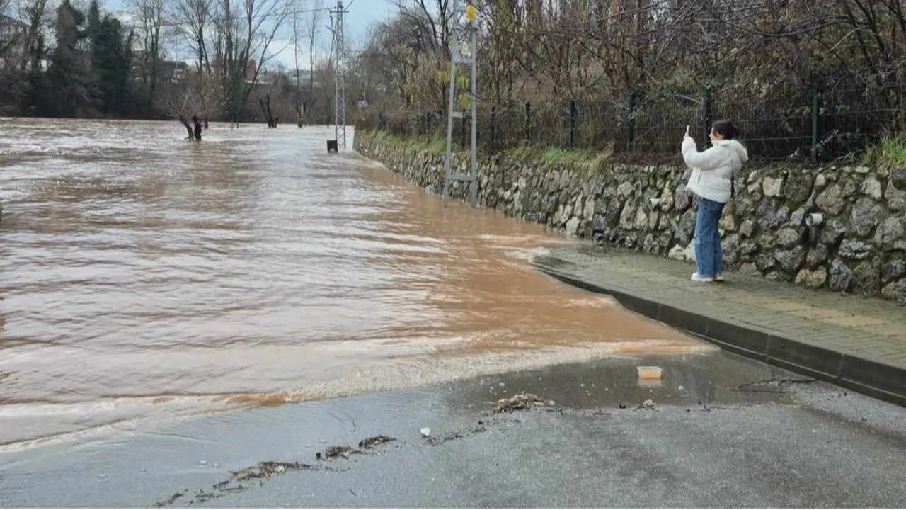 Bartında ırmak taştı! Yol kapatıldı, piknik alanı su altında