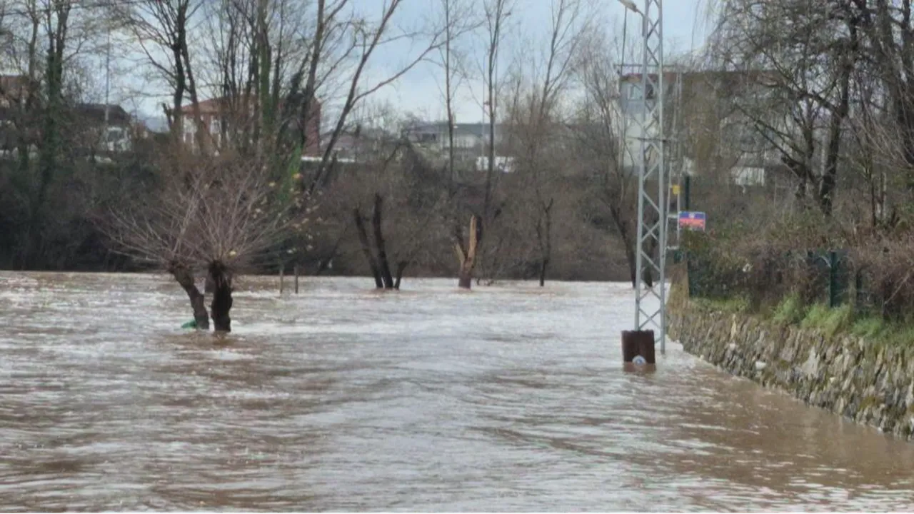 Bartında ırmak taştı! Yol kapatıldı, piknik alanı su altında